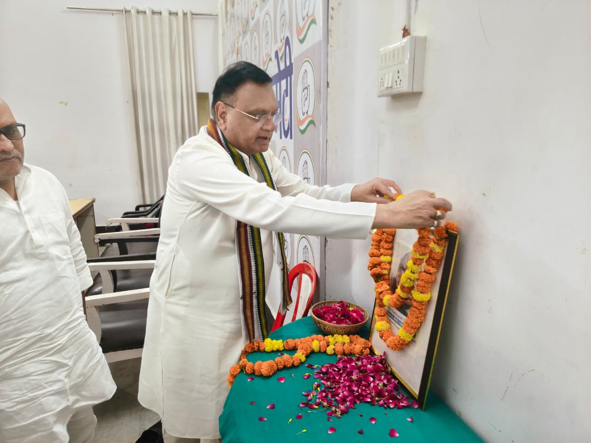 पं० कमलापति त्रिपाठी जी की पुण्यतिथि पर विनम्र श्रद्धांजलि। उन्होंने अपने जीवन में सेवा, त्याग और राष्ट्र निर्माण के आदर्शों को सदैव सर्वोपरि रखा।
भारतीय राजनीति में उनका योगदान, विशेषकर कांग्रेस के सिद्धांतों और मूल्यों को सशक्त बनाने में, सदैव स्मरणीय रहेगा। उनकी कर्मनिष्ठा और