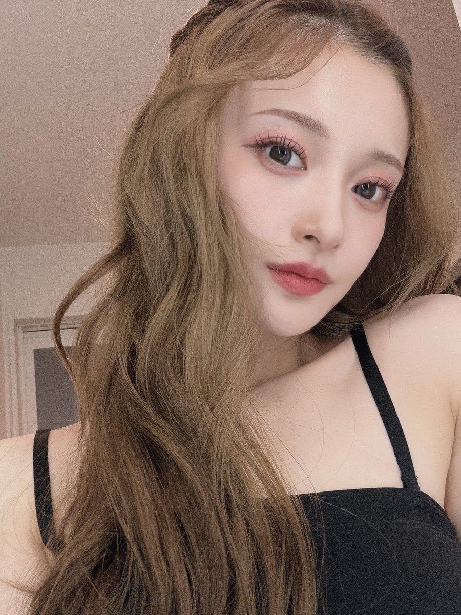 9815ks's tweet photo. このなめらかなおでこを見てください。
東京爆美女姉貴におすすめの美容外科医聞きまわってバブ先生@babu_yanagawa に額ボトしてもらった🥹🩵🩵
私眼瞼下垂気味でおでこに変な筋肉ついてたけど変なボコつきなくなって幸♡
額ボト上手い人じゃないと目つき悪なったりするから上手い先生じゃないとあかん https://t.co/6WcX0mp8yr