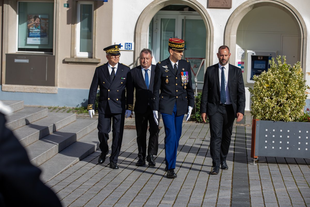 Gendarmerie_067's tweet photo. #Epfig |✨La cheffe d'escadron Marie Talucier a pris le commandement des 148 #gendarmes de la compagnie de Sélestat, lors d'une #cérémonie. Elle conduit désormais les actions de sécurité publique : lutte contre les stupéfiants, les cambriolages et les violences intrafamiliales↘️ https://t.co/Uv59IsgzpU