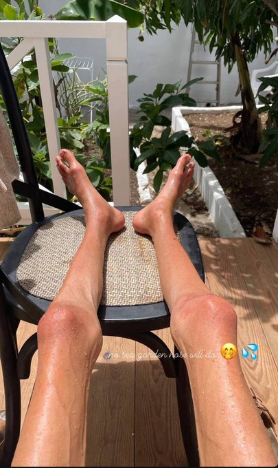 Ilk fotograf Karolina Krzyzak adli kadini bahce ortasinda ayakta gosterir sarı saclı mavi gozlu gulumsemesini ve krem rengi bol bir ust giyisi ile altın zincir kolyesini takmis halini yansıtır arkasında yesil bitkiler ve mavi gok mavisi var. Ikinci fotograf balkon korkulugunun onunde sandalyede oturan kadının uzun bacaklarını ve ayaklarını odaklar krem rengi hasır sandalyede bacaklari acik uzanmis pozda yesil bitkiler ve agaclar arkadadir.