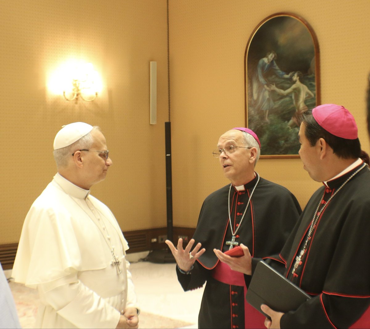 BishopSeitz's tweet image. Great honor today for our group from El Paso (@HopeBorder and @elpasodiocese) to meet with the Holy Father (@Pontifex) and be able to bring with us the stories and fears of our immigrant sisters and brothers from across our country.