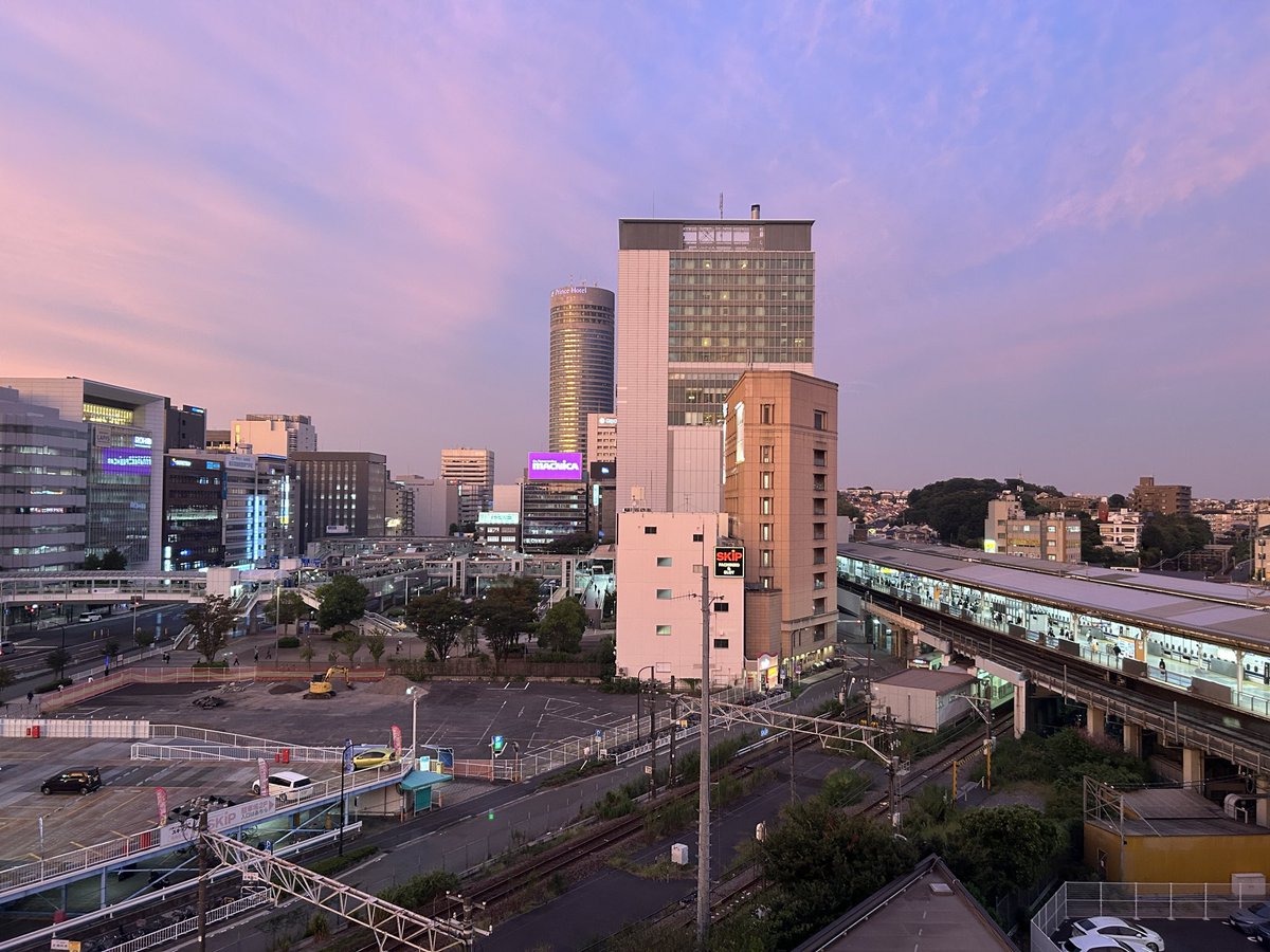📸本日のオフィスからの一枚
夕方、窓の外が茜色に染まっていて思わず「きれい…」と窓の外を見ていたら、同僚が上層階の“富士山スポット”を教えてくれました🗻

そこから見えたのは、まるで映画のワンシーンのような富士山の遠景。まるでゴジラでも出てきそうな迫力…！😆🌇