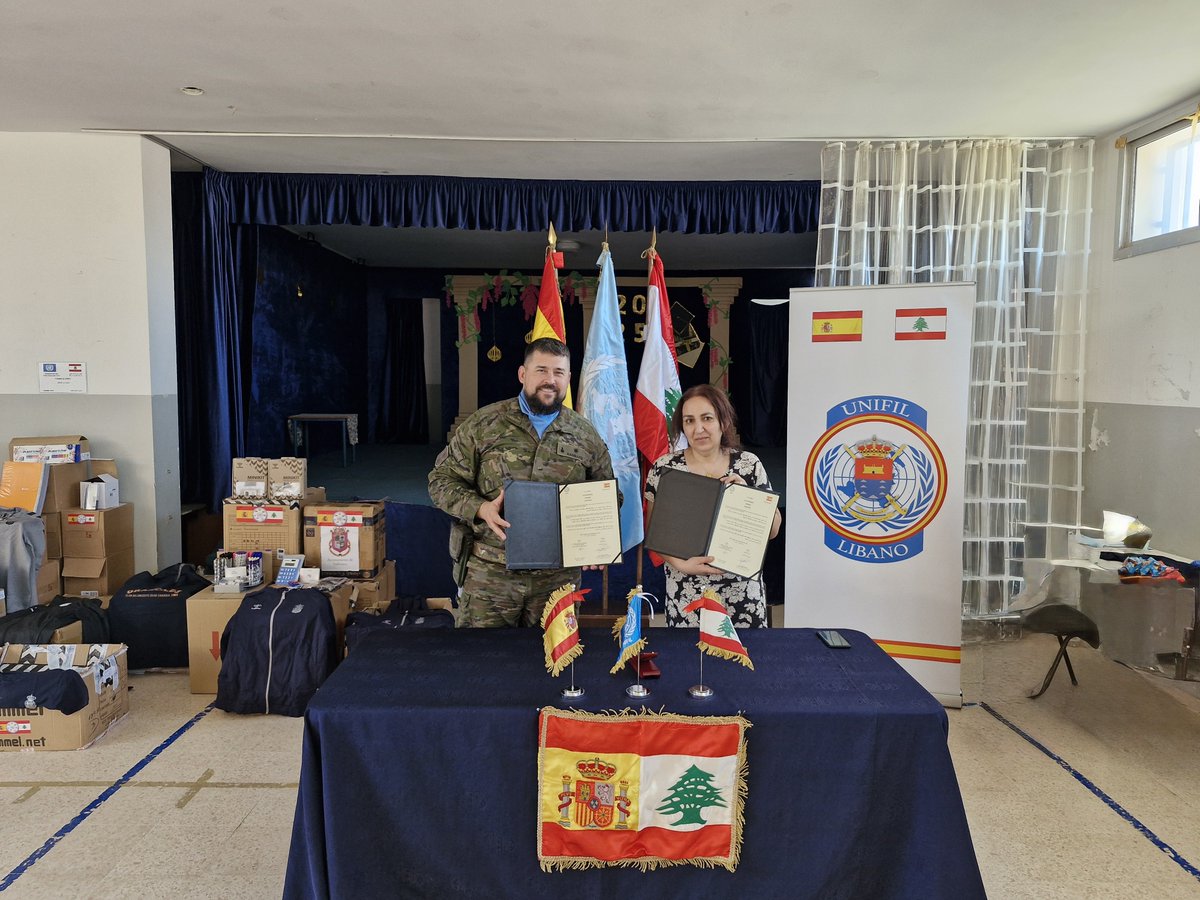 EMADmde's tweet photo. La Brigada Libano XLIII de @UNIFIL_  entrega material sanitario y educativo a un colegio y un hospital de localidades libanesas.
Estas donaciones son el fruto de la cooperación cívico-militar con entidades canarias.
Donar es sembrar futuro y tender puentes.
#MOPS @EjercitoTierra @MCANA_ET