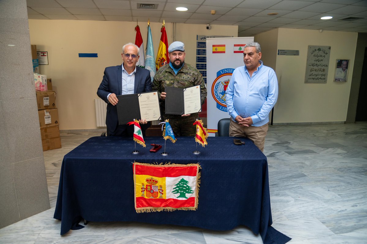 EMADmde's tweet photo. La Brigada Libano XLIII de @UNIFIL_  entrega material sanitario y educativo a un colegio y un hospital de localidades libanesas.
Estas donaciones son el fruto de la cooperación cívico-militar con entidades canarias.
Donar es sembrar futuro y tender puentes.
#MOPS @EjercitoTierra @MCANA_ET