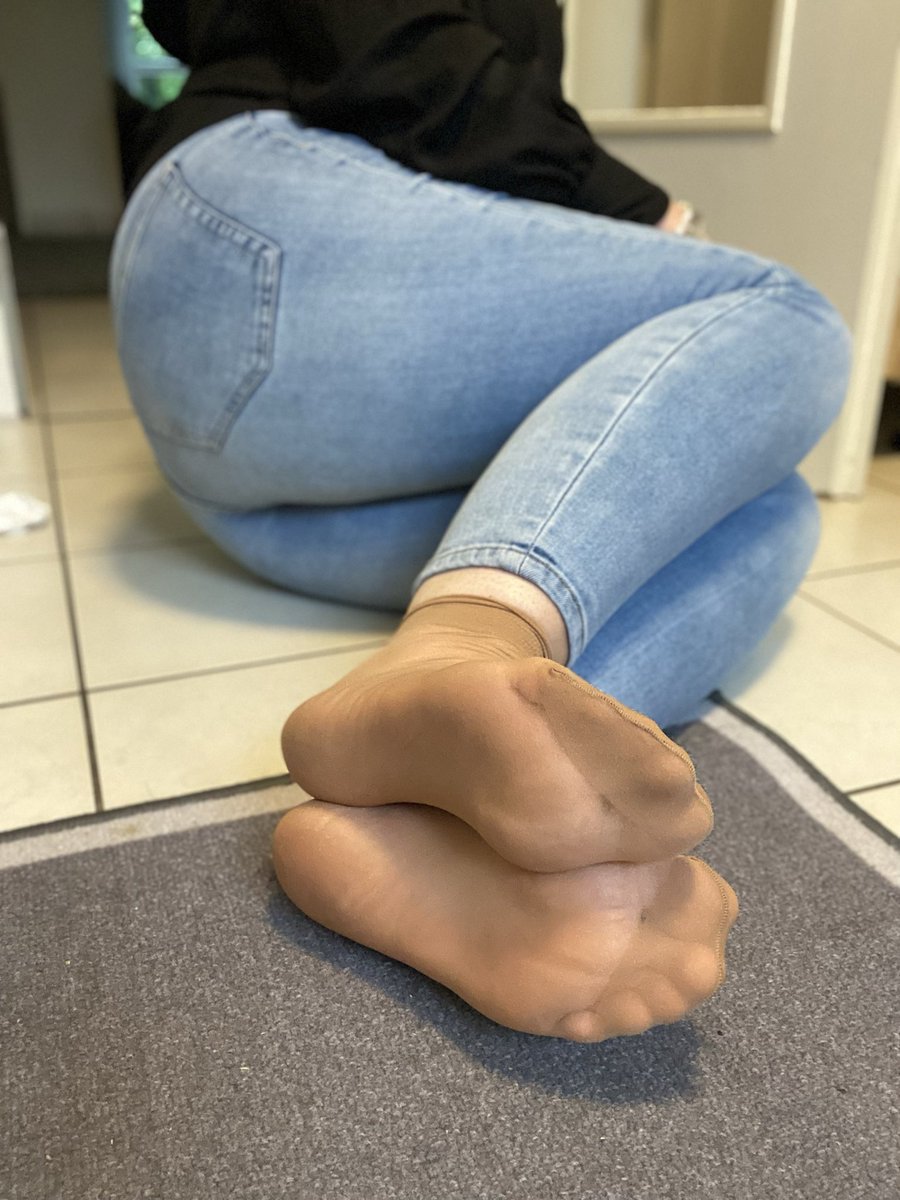 lina_Hi83's tweet photo. Aufgrund der unzähligen Bitten in meinen DM’s, meiner Nylon-Schnüffler 🍆 hier kommt ein Vorgeschmack, wer mehr Nylon-Content für seinen Zahlschwanz braucht, schickt mir vorab eine Kleinigkeit 💶😈💶
@nylonsqueen @femalesoles @rt_feet @ass_andfeet01 @FeetToesSoles @rt_feetpromo https://t.co/gelcougTbz