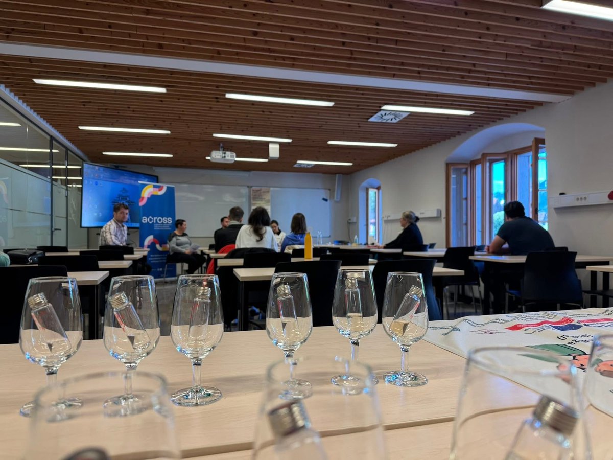 Še ena uspešna zgodba naših alumnov!
Na okrogli mizi Izzivi inženirjev vinogradništva in vinarstva je sodeloval Urban Hlade, diplomant Fakultete za vinogradništvo in vinarstvo, danes enolog pri Vina Hlade. 

Hvala za sodelovanje!
Organizator: Karierni center UNG.