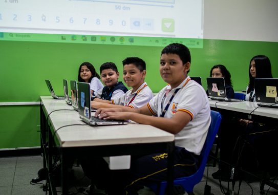 Smartickmetodo's tweet photo. El colegio español Padre Arrupe en El Salvador es un ejemplo de rigor, seriedad y de buenos resultados, con niños de entornos complicados. Muy orgullosos en @Smartickmetodo de esos niños y su afán por mejorar en matemáticas. https://t.co/wrUYzlapm3
