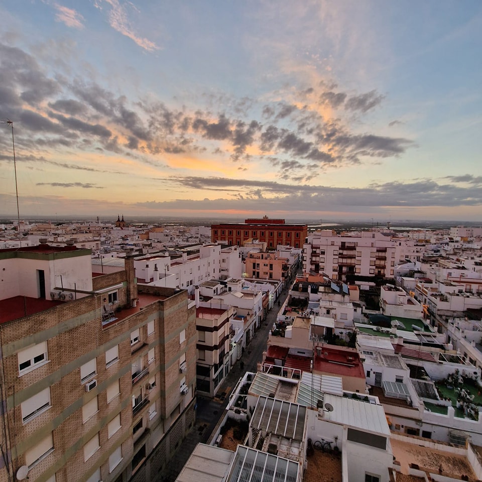 Con Carlos III llegaron aires nuevos sobre todo en el trazado de las ciudades y de éstos se benefició #SanFernando donde su casco histórico tiene un trazado ortogonal en la mayoría de sus antiguos barrios.
En él todo está calculado, medida, proporciones...😍

📷Silvia Mora