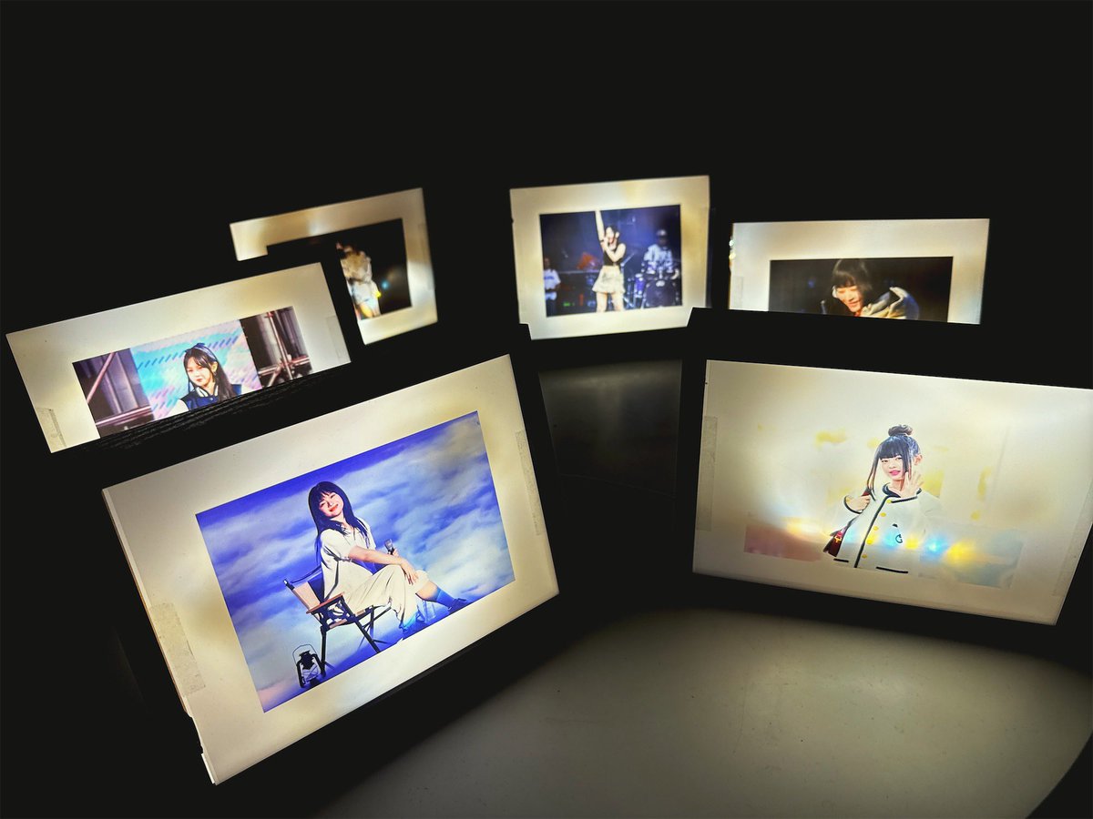 Hanni_yes_sir's tweet image. 늦덕이로서는 아직 못 본 사진을 새롭게 볼 수 있어 좋았어요. 온라인으로 휙휙 보며 폰에 저장하는것도 좋지만 귀여운 하니를 천천히 둘러보고 우리집으로 저장🩵할 수 있다니! 정말 좋은 이벤트였어요 또가고싶습니다. 저는 뼝아리하니 보는순간 영혼갈취당해서 모셔왔습니다🐤... 

#Timescale