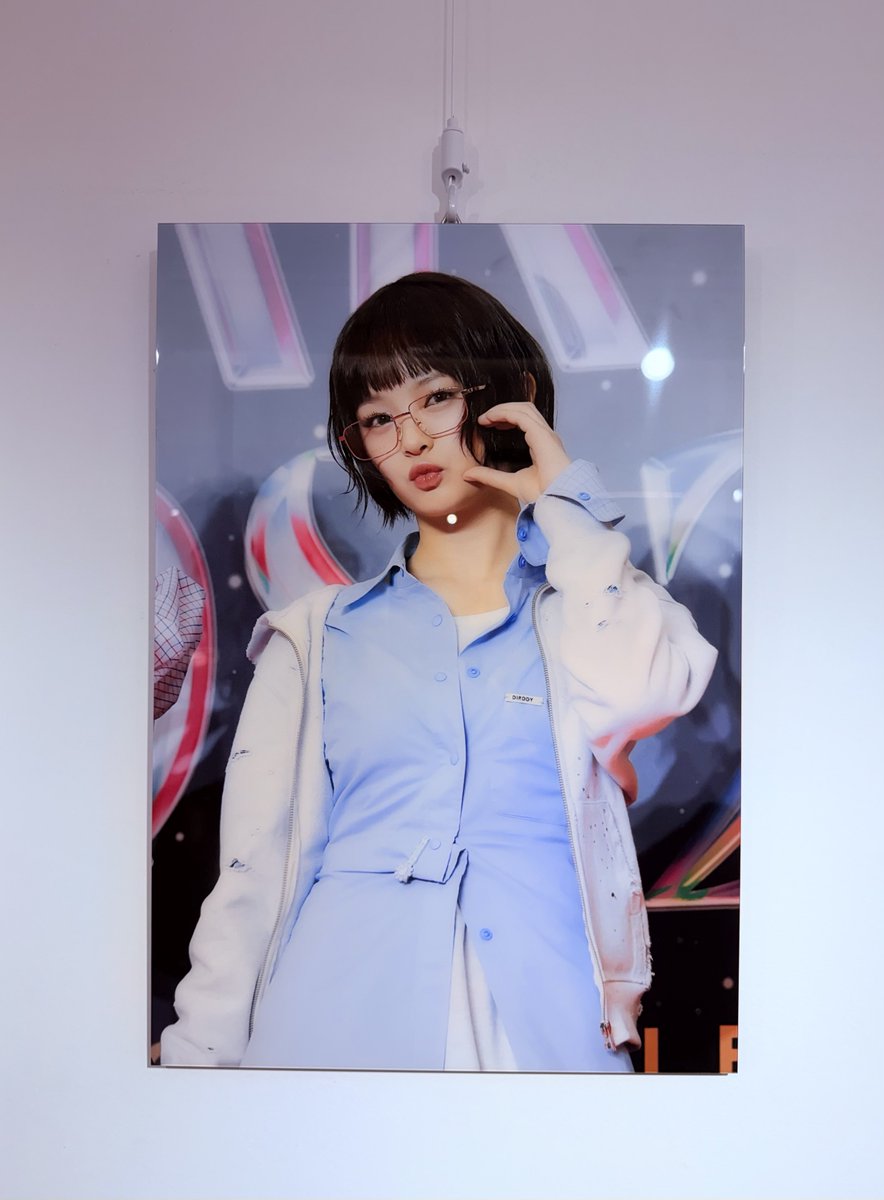 Hanni_yes_sir's tweet image. 늦덕이로서는 아직 못 본 사진을 새롭게 볼 수 있어 좋았어요. 온라인으로 휙휙 보며 폰에 저장하는것도 좋지만 귀여운 하니를 천천히 둘러보고 우리집으로 저장🩵할 수 있다니! 정말 좋은 이벤트였어요 또가고싶습니다. 저는 뼝아리하니 보는순간 영혼갈취당해서 모셔왔습니다🐤... 

#Timescale