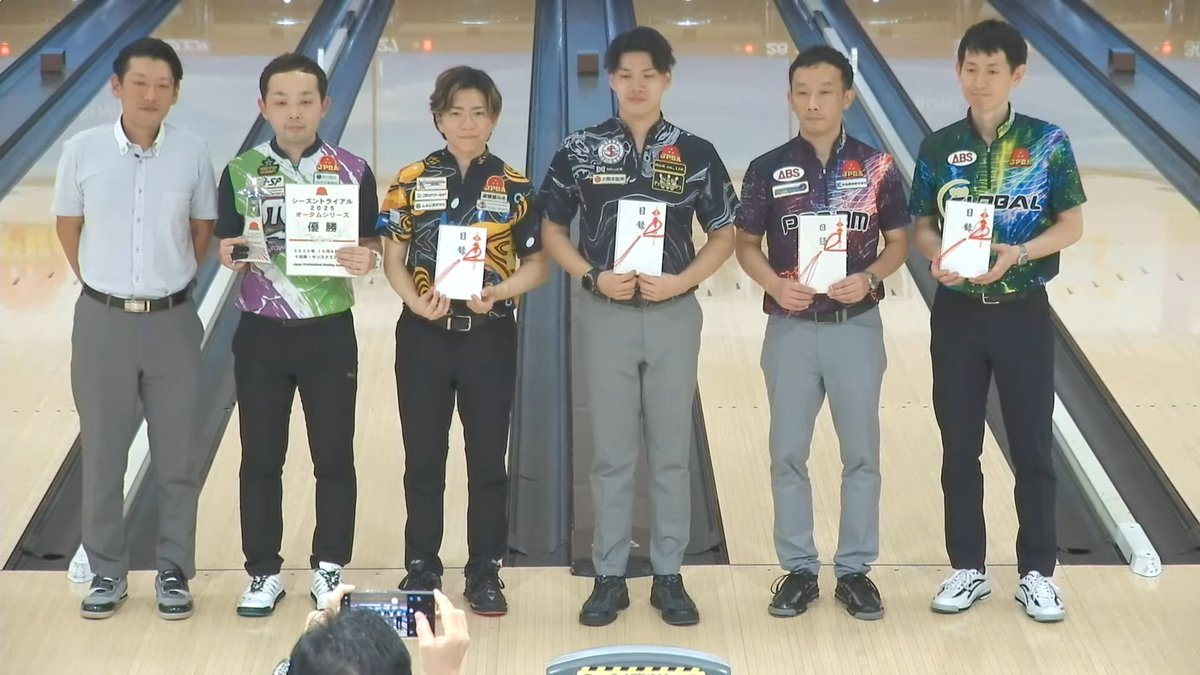 ボウリング成績データバンク"非公式" (@bowling_data) on Twitter photo JPBAシーズントライアル2025 オータムシリーズ
B会場 サンスクエアボウル
予選1位の永野すばるプロが準決勝で失速するもシュートアウトを勝ち抜きシーズントライアル7勝目!
画像はJPBA LIVE配信より
#ボウリング #シーズントライアル #永野すばる JPBAシーズントライアル2025 オータムシリーズ
B会場 サンスクエアボウル
予選1位の永野すばるプロが準決勝で失速するもシュートアウトを勝ち抜きシーズントライアル7勝目!
画像はJPBA LIVE配信より
#ボウリング #シーズントライアル #永野すばる