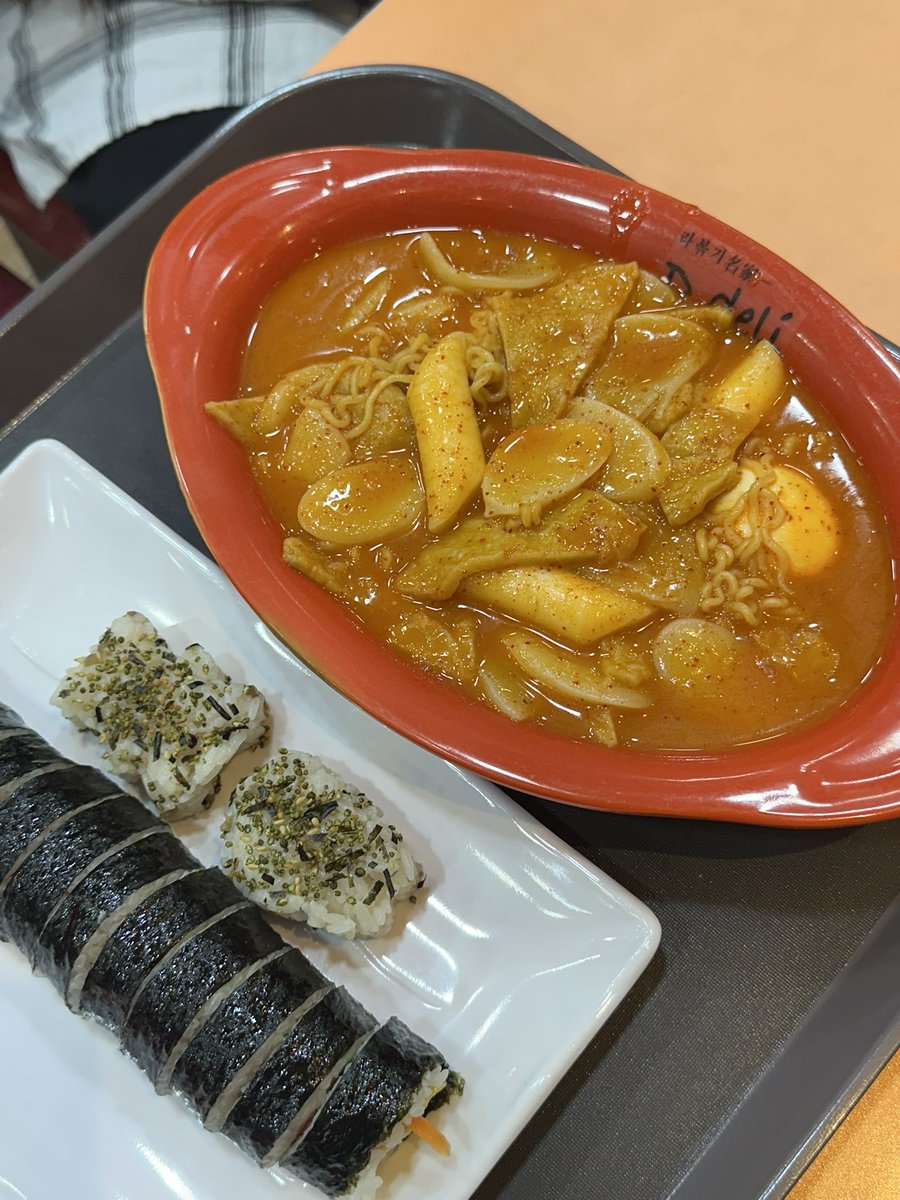서울에서 찾아보기 힘든 디델리🥹
친구들이랑 헤어지기 아쉬워서 가볍게 돈가스나 평냉 먹을까? 하다가 디델리가 보여서 급 방문ㅋㅋㅋㅋ