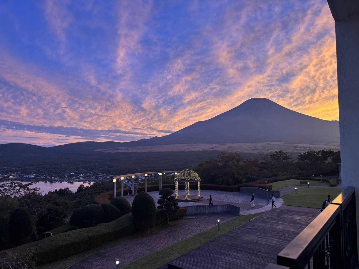 本日の富士山は、黄金色に染まる絵画のような美しい富士山でした✨
ホテルマウント富士では素晴らしい景色が毎日見られます♪
ぜひ一度お越しくださいませ🗻