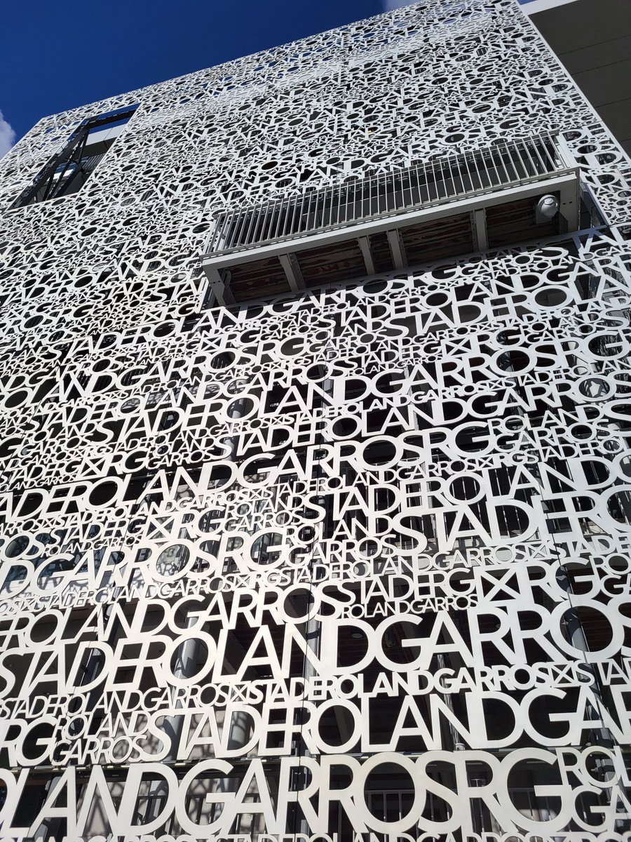 Nuagedeparis1's tweet image. Au stade Roland-Garros🎾, la croix de Saint-André symbolise élégance et équilibre, en résonance avec le tournoi de #tennis. #RolandGarros //
At Roland-Garros stadium 🎾, the Saint Andrew cross symbolizes elegance and balance, a nod to the tennis tournament’s spirit. #RolandGarros