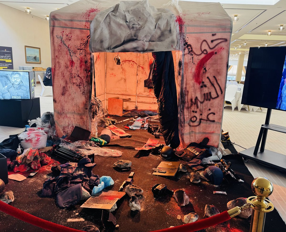 وراء كل صورة حكاية.. 
هنا تتحدث التفاصيل بصمتٍ موجع..
خوذات الصحفيين، ستراتهم الواقية، الكاميرات، والأوراق الملطخة بالدم…
كل قطعة هنا تروي حكاية صحفيٍ حمل الكاميرا بدل السلاح، وواجه الموت لينقل الحقيقة من قلب غزة .
خيمة الشهيد .. هذه الخيمة وُضعت تخليدًا لزملائنا الشهداء الذين