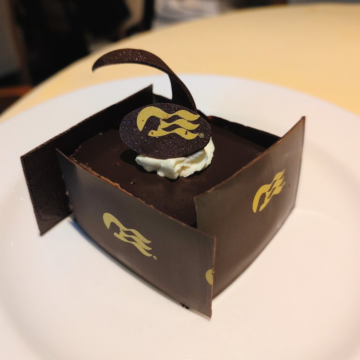 tmakoto4's tweet photo. 今年の息子の誕生日はダイヤモンドプリンセスで盛大に祝ってもらえました https://t.co/AsXDD4xEqd