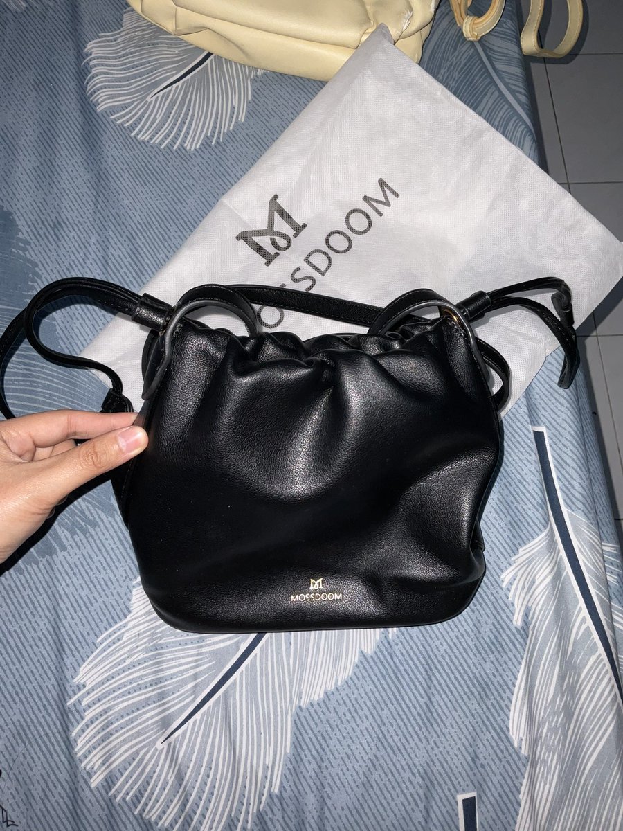 ppiwawr's tweet photo. wts NEW TAS SERUT MOSSDOOM Donna Bag 50rb ajah dapet DUSTBAG, gapernah dipake, beli cuma untuk di review, muat banyak ada 3 compartment, co oyen pengiriman dari solo #zonauang #tasserut https://t.co/XeRiV0aeap