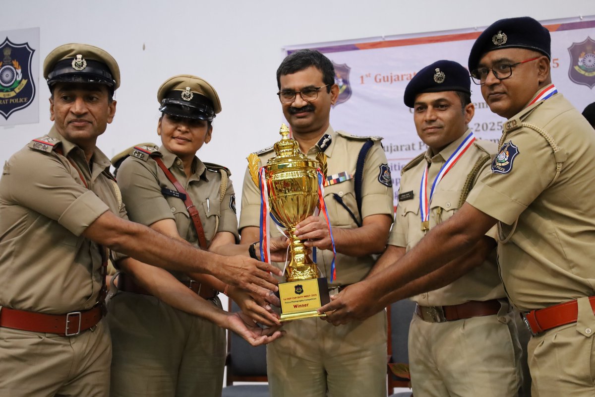 1st Gujarat Police Duty Meet-2025 અંતર્ગત યોજાયેલ Dog Competition, Anti-sabotage Check Competition, Computer Awareness and Scientific Aids to Investigation, Police Photography, Police Videography સ્પર્ધાના વિજેતાઓને ડીજીપીશ્રી દ્વારા સન્માનિત કરવામાં આવ્યા.