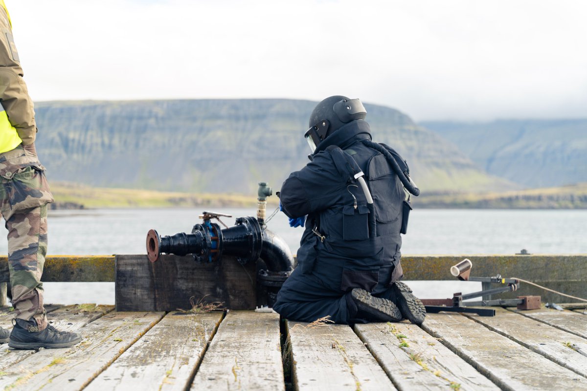 Royal Navy tweet media