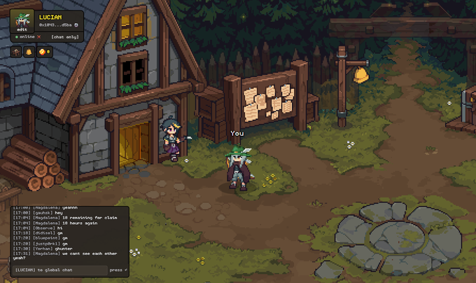 Cena de pixel art de vista de cima para baixo mostrando dois personagens, um com roupa verde e orelhas de elfo, perto de uma casa de madeira com janela e porta em um cenário de floresta cercado por árvores, grama e cerca de madeira. Quadro de avisos com papéis e lanterna visíveis nas proximidades. Elementos da interface do jogo, como registro de bate-papo e minimapa nos cantos.