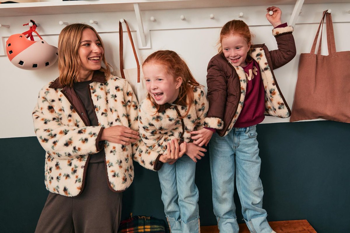 El abrigo que convierte cualquier paseo en un planazo de otoño 🍂 ¡Cómodo, reversible y estiloso! 
 
Descubre nuestra nueva colección YA disponible ⬇️
bit.ly/2510_new_in