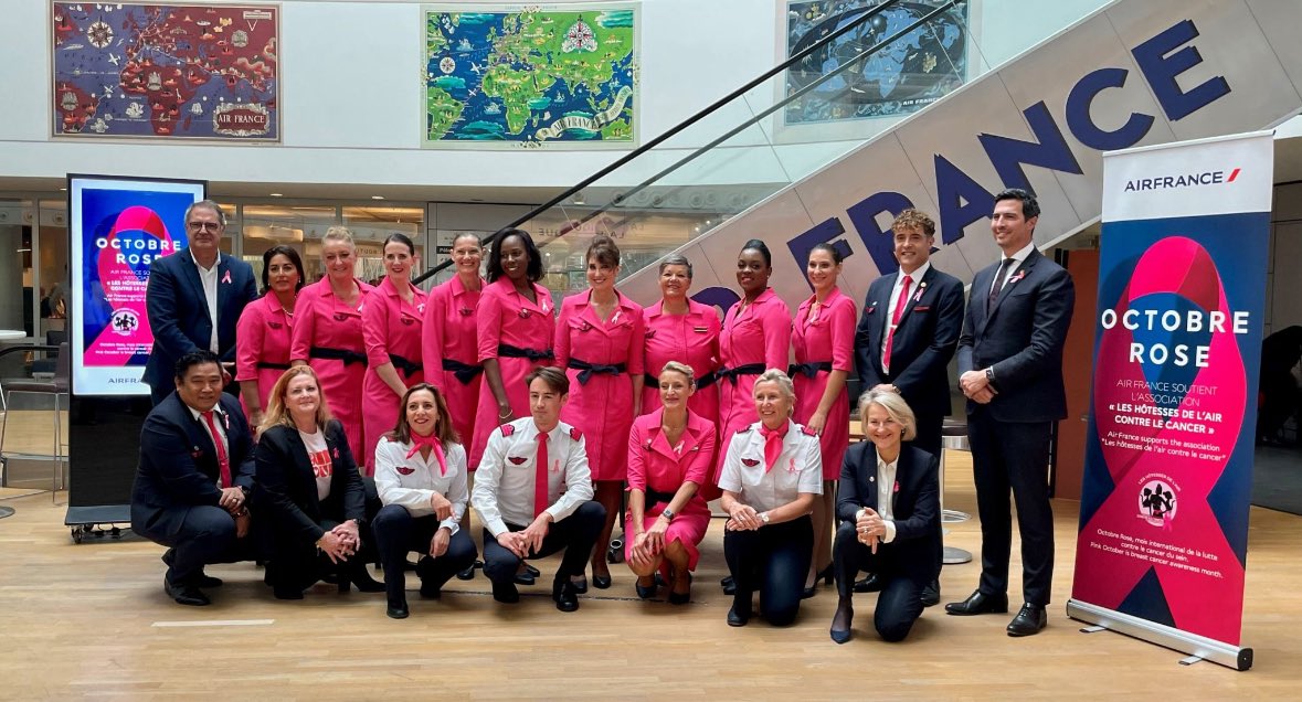 Le vol Air France AF 652 #OctobreRose s’est envolé pour La Réunion et a ouvert un mois de sensibilisation au dépistage et à la lutte contre le cancer du sein. 
Air France opéra une dizaine de vols roses tout au long du mois d’octobre. 
#AirFrance 💕#LesHotessesContreleCancer