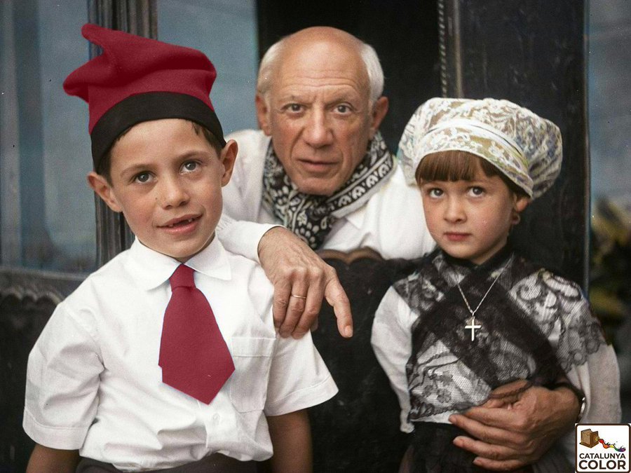 CatalunyaColor's tweet image. Picasso amb els seus fills Claude i Paloma, amb vestits tradicionals catalans, a Perpinyà el 1954.  

📸Raymond Fabre