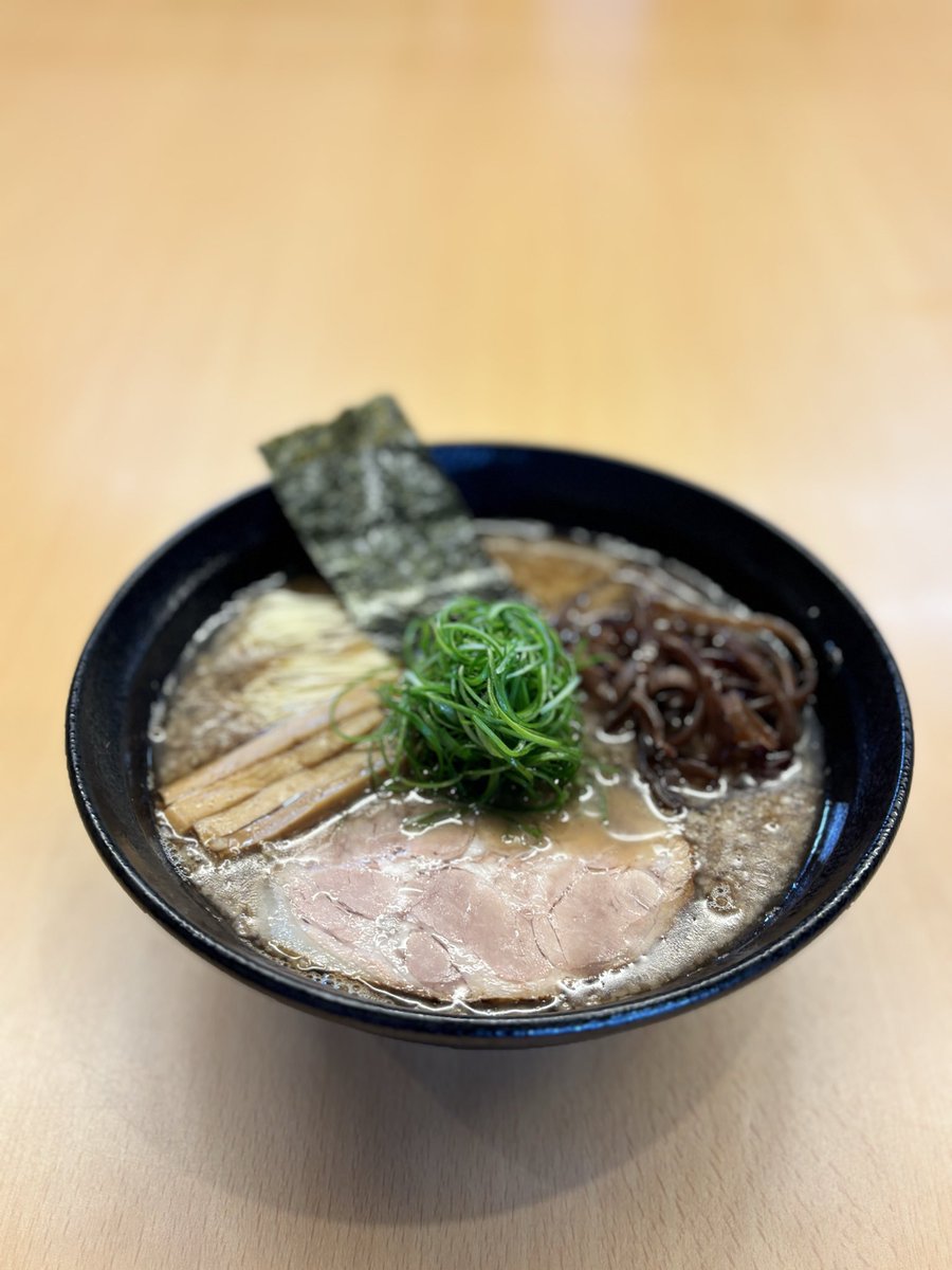 こんばんは😊✨️
明日より期間限定で
"背脂節豚骨らーめん"をご準備しております🍜(数量限定)
ぜひお時間合いましたらご来店お待ちしております🍜
#麺組みなみ
#しばたまち
#船岡
#らーめん