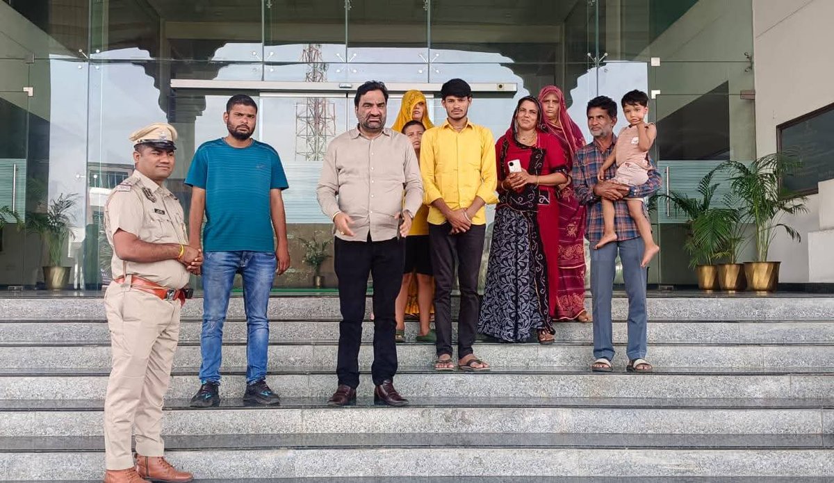 Dilip Jat Jamindar (@dilipsiyol2) on Twitter photo #भीलवाड़ा का #कमलेश_सुथार हत्याकांड को लेकर परिवार ने नेताजी <a href="/hanumanbeniwal/">HANUMAN BENIWAL</a> से मुलाकात कर न्याय की गुहार लगाई
नेताजी ने वादे के मुताबिक परिवार को प्रदेश के DGP से आज कमलेश के परिवार की मुलाकात करायी
निरपेक्षता से जांच कर दोषियों को कड़ी सजा दिलाने का आग्रह किया... #भीलवाड़ा का #कमलेश_सुथार हत्याकांड को लेकर परिवार ने नेताजी <a href="/hanumanbeniwal/">HANUMAN BENIWAL</a> से मुलाकात कर न्याय की गुहार लगाई
नेताजी ने वादे के मुताबिक परिवार को प्रदेश के DGP से आज कमलेश के परिवार की मुलाकात करायी
निरपेक्षता से जांच कर दोषियों को कड़ी सजा दिलाने का आग्रह किया...