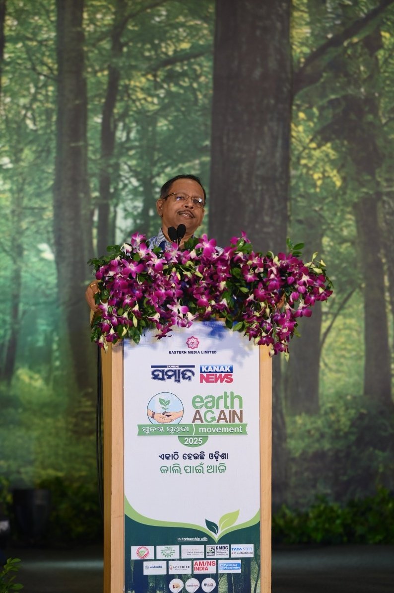 Shri Pradeep Kumar Jena reminded that climate science must lead to real impact. He cautioned against neglecting our rivers and natural water bodies, stressing that not all disasters are “climate change,” but often human-made. 💚 #EarthAgain2025