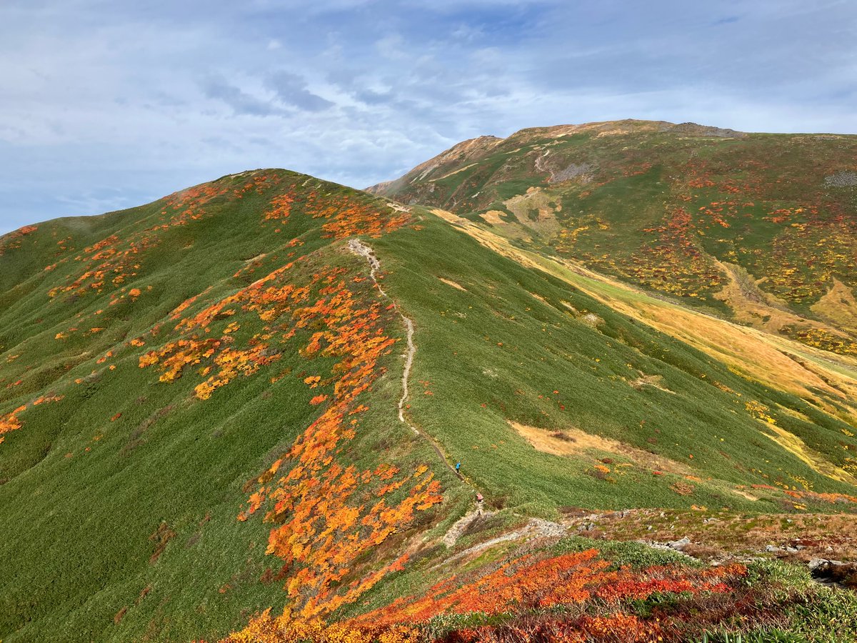 Ishii_Utunomiya's tweet image. 登山担当の鈴木です😁
一昨日は月山に行ってきました⛰️
紅葉は見頃を迎えており、絶景を拝んできました🍁

月山は天候の変化が激しい山です⛰️
秋山登山ではレイヤリングがより一層重要になります👌
レイヤリングの相談は随時受け付けておりますので是非店頭までお越しください👍