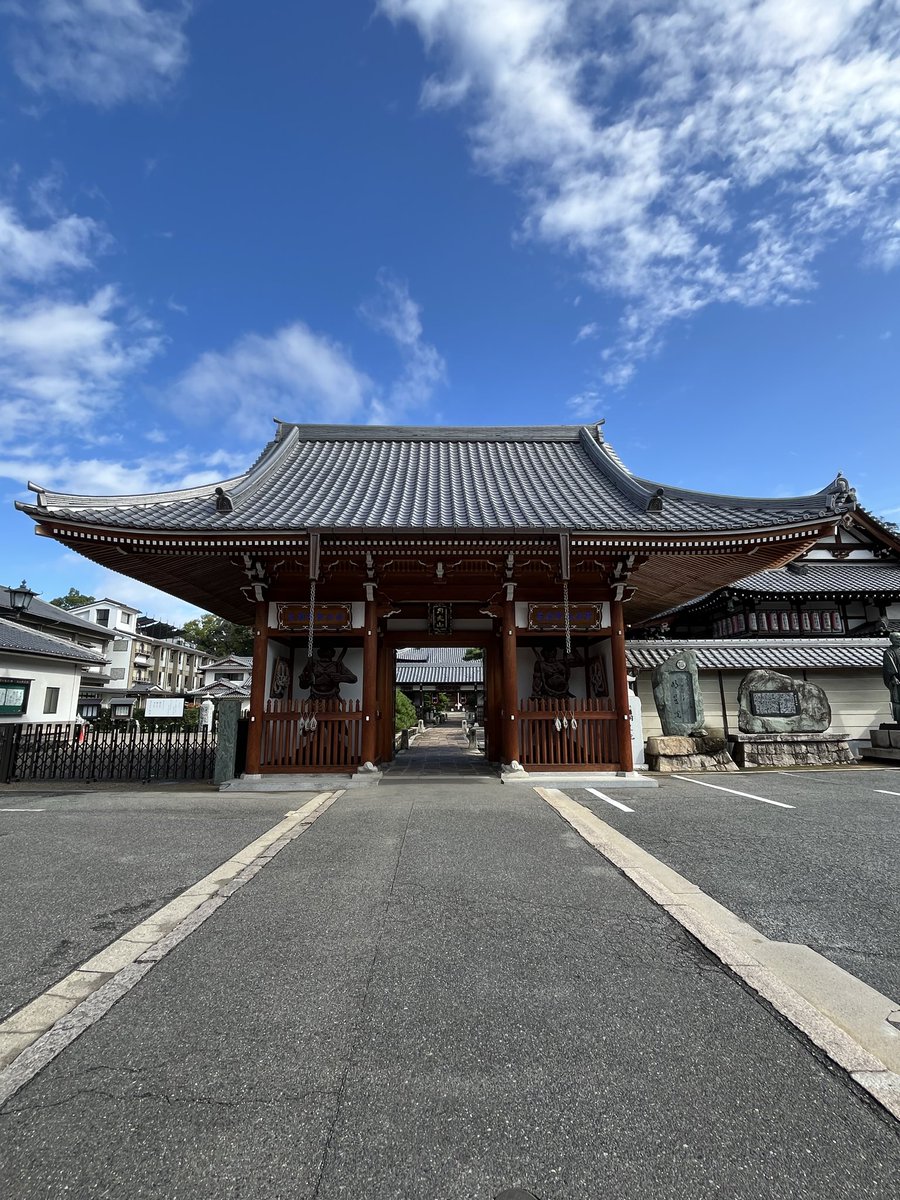 suzakutaisha's tweet image. ⛩️神社。その土地、その歴史11⛩️

明星院は毛利輝元が母の菩提所として建立。

江戸時代、尼僧・慈善尼が氷を運んで観音に供える「氷の観音」で知られ、庶民の信仰を集めた。

堂内には赤穂浪士47士の木像も安置。歴史と信仰が静かに交錯する。

#寺社巡り #明星院 #氷の観音 #赤穂浪士