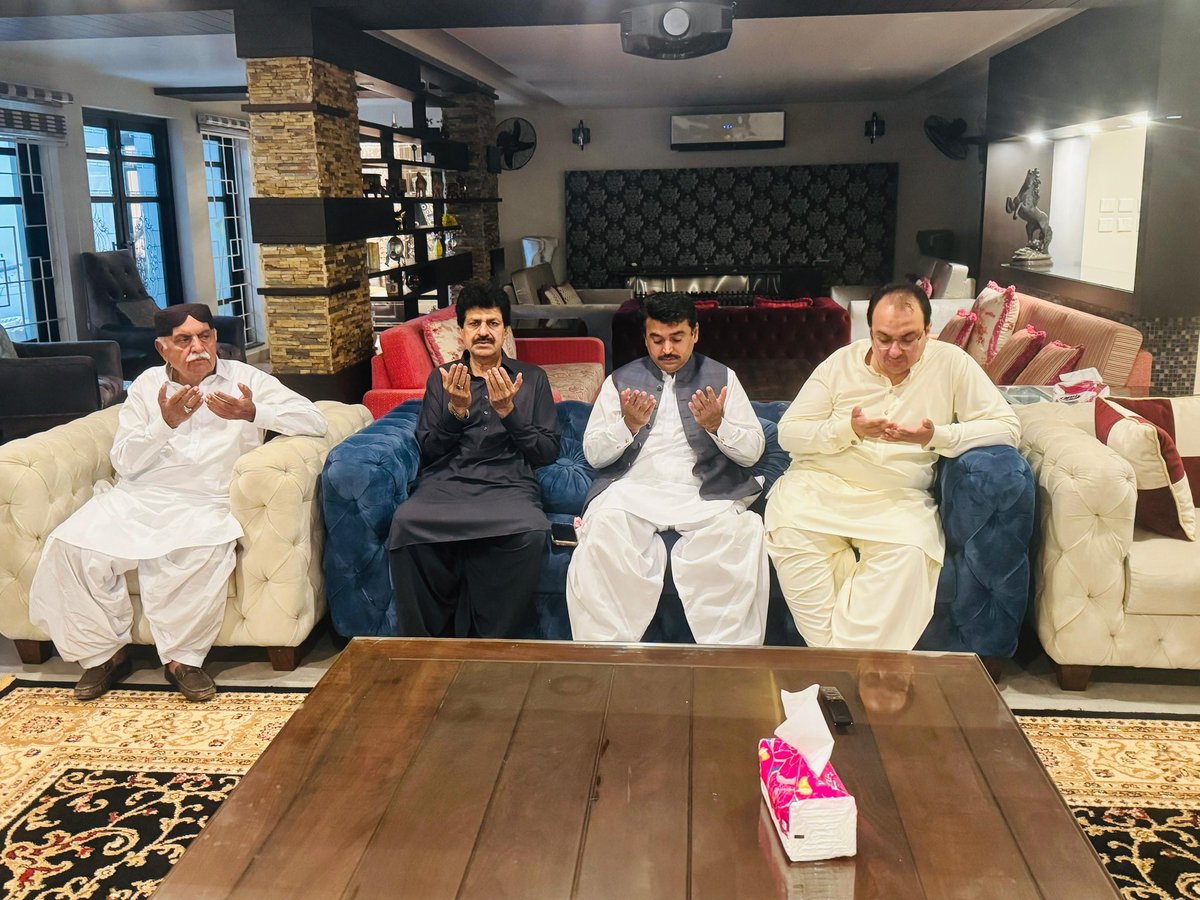 KashifShoroPPP's tweet photo. وزیرِ اعلیٰ سندھ کے معاونِ خصوصی برائے ریلیف عبدالجبار خان، عبدالغفور درس چیئرمین ٹائون میونسپل کارپوریشن قاسم آباد کے ہمراہ حیدرآباد چیمبر آف کامرس اینڈ انڈسٹری کے صدر عدیل صدیقی سے ان کے ماموں رضوان احمد شیخ کے انتقال پر گہرے رنج و غم کا اظہار کیا۔ اللہ تعالیٰ مرحوم کو جنت الفردوس میں اعلیٰ مقام عطا فرمائے اور لواحقین کو صبرِ جمیل دے۔ آمین