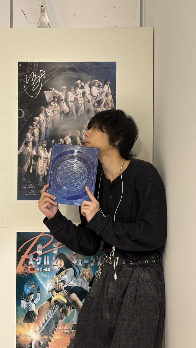 harunosuke0303's tweet photo. 事務所のポスターにサイン書かせてもらっちゃいましたぁぁあ！📄५✍

これからもっと頑張っちゃうよ

 #まほステ
 #魔法使いの約束 https://t.co/9FekkcoFBJ