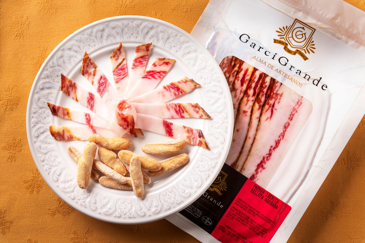 ¿Aún no has probado nuestra Papada Ibérica de Bellota Adobada? 😮‍💨 Una textura untuosa, vetas de grasa infiltrada y un aliño suave que potencia su sabor. Perfecta para degustar en crudo o como ingrediente estrella en recetas creativas.

#PapadaIbérica #GarciGrande #ProductoGourmet
