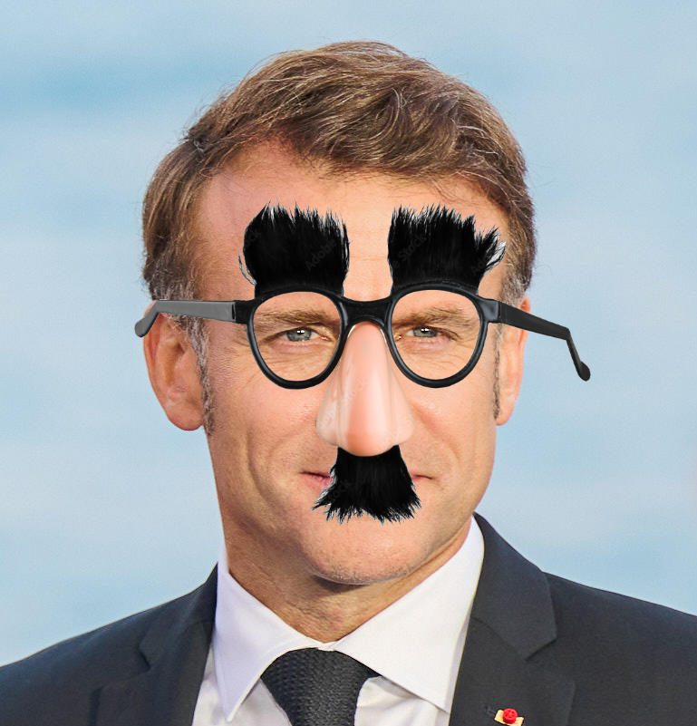 YoonnsOfficiel's tweet image. Hâte de la prochaine élection où Etanuel Bacron, le candidat du centre, sera l'option raisonnable entre l'extrême droite et l'extrême gauche