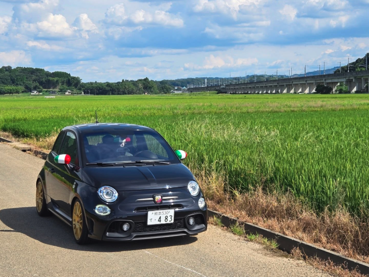 ABARTH_JAPAN's tweet photo. 青い空、緑の絨毯。黒いボディがさらに際立つ、この場所。

📸：@483gram by Instagram

#相棒アバルト の投稿ありがとうございました。 https://t.co/zPdZSpJc5g