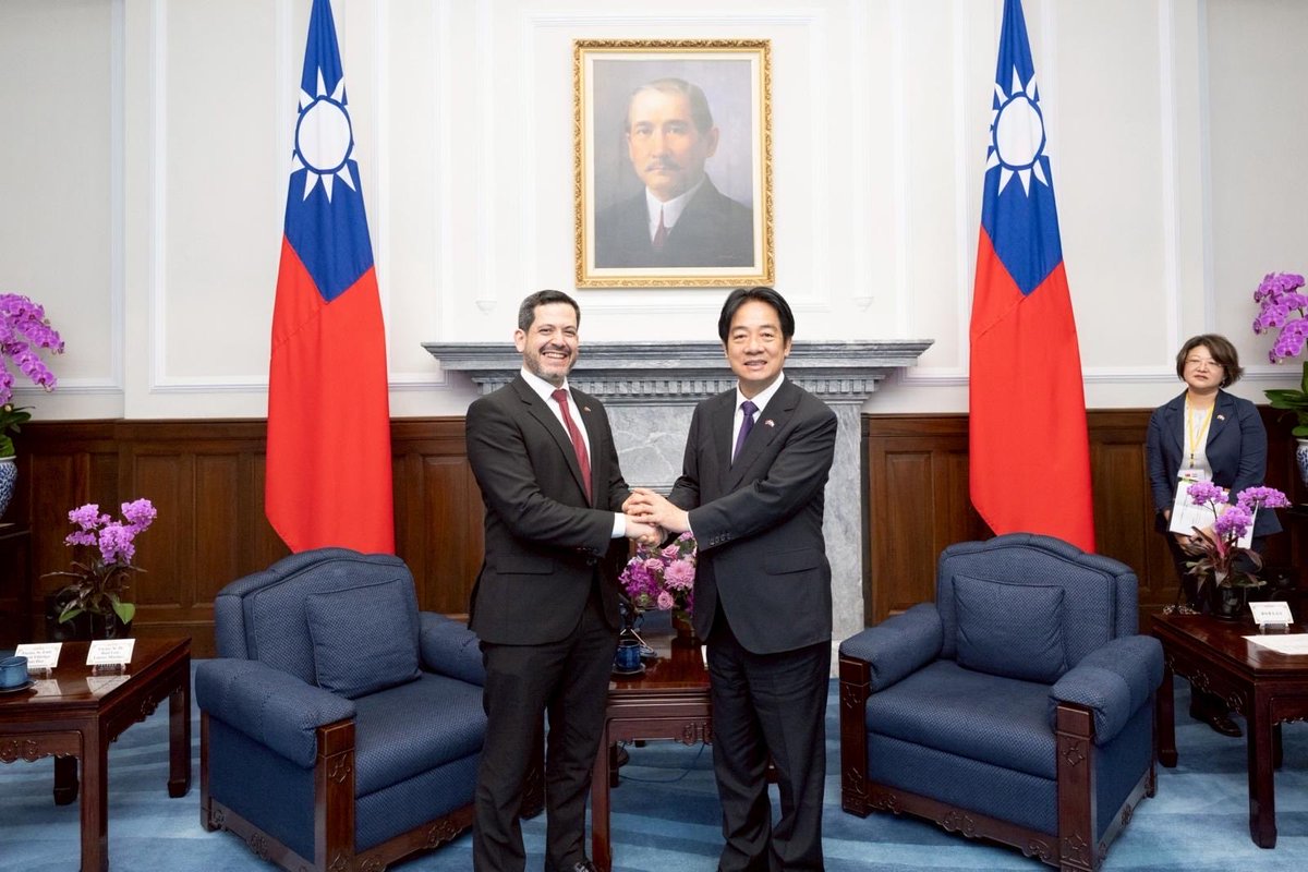 raulatorre's tweet photo. El Paraguay tendrá su primer avión ambulancia!.

Mantuvimos una reunión con el presidente de la República de China Taiwán @ChingteLai y la delegación de diputados de los diferentes espacios políticos con representación parlamentaria, conversamos sobre cooperaciones, y me complace anunciar el compromiso del gobierno Taiwanés sobre la donación de un avión ambulancia para fortalecer el sistema de salud de nuestro país y un nuevo programa de becas de estudio para nuestros jóvenes.

Hablamos también sobre las oportunidades de inversión que representa nuestra nación, la posibilidad de formar parte de la cadena de producción de semiconductores así como de la apertura de nuevos mercados para nuestros productos.
🇵🇾🤝🇹🇼