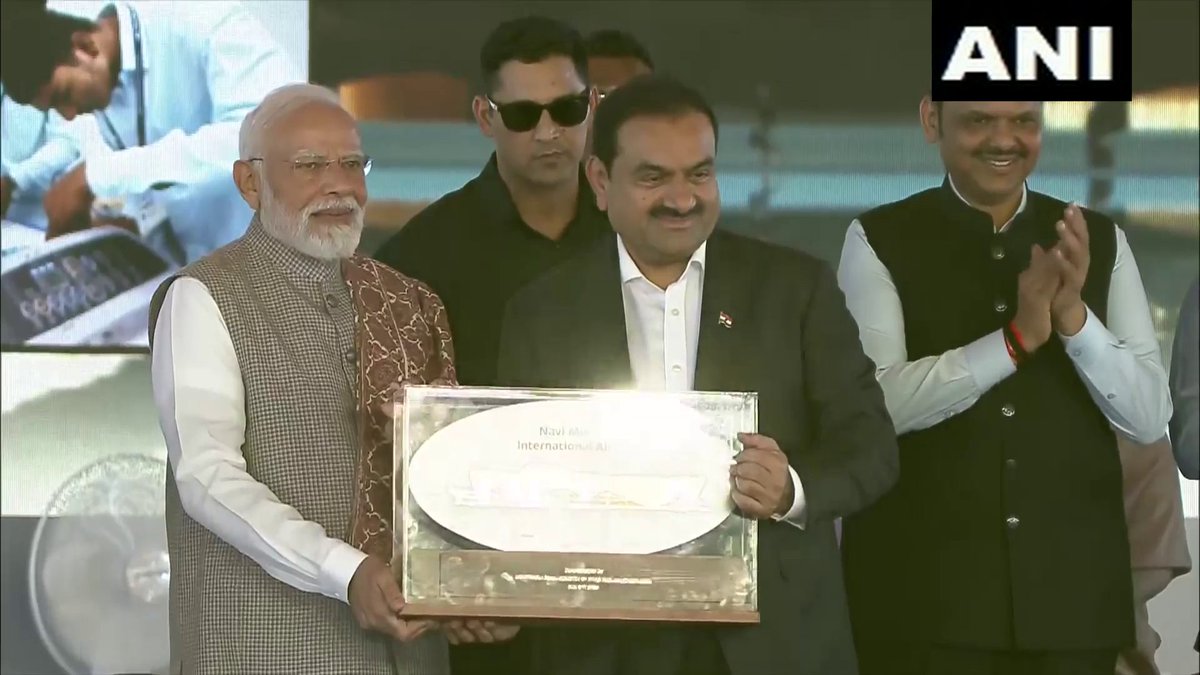 ANI's tweet photo. Navi Mumbai, Maharashtra | Prime Minister Narendra Modi felicitated in Navi Mumbai 

 PM Modi inaugurated Phase 1 of the Navi Mumbai International Airport, built at a cost of around Rs 19,650 crore.     

(Source: DD News) https://t.co/JP22TMGZoh