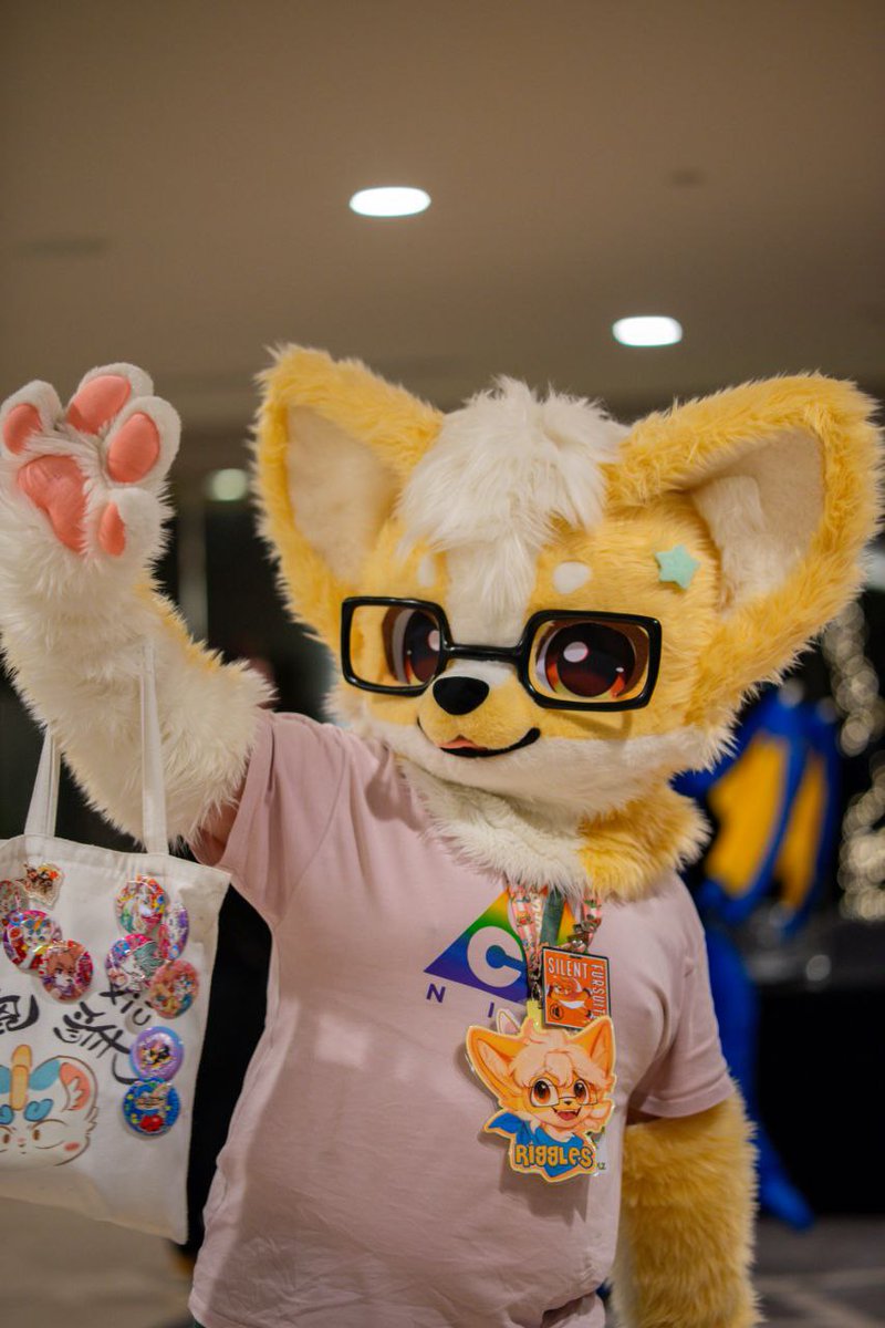 BigHeadCorgi's tweet image. Oops, another pic I neglected to post! My first con with the suit on~ And a super dope split drawing that goes with!
📷: @Raydarbat
🖼️:b23.tv/QmHqXZy
#furry #fursuit #fursuiteveryday #kemono #kemonoshota