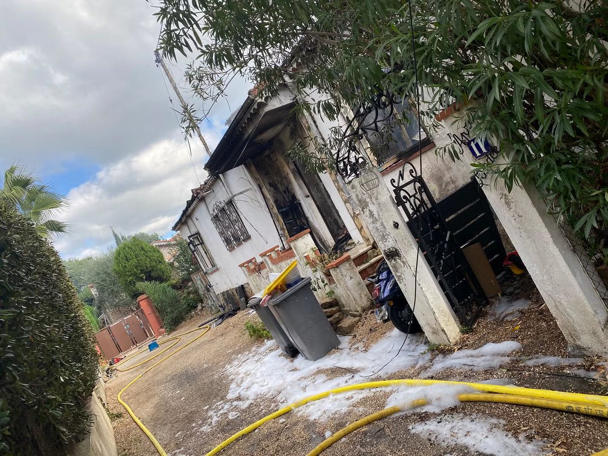 ChrisBelicchi's tweet image. Les soldats du feu du @sdis_06 interviennent actuellement sur un Violent feu d’habitation rue Rebuffe dans le centre-ville du #Cannet, un important dispositif sur place

📸 @sdis_06