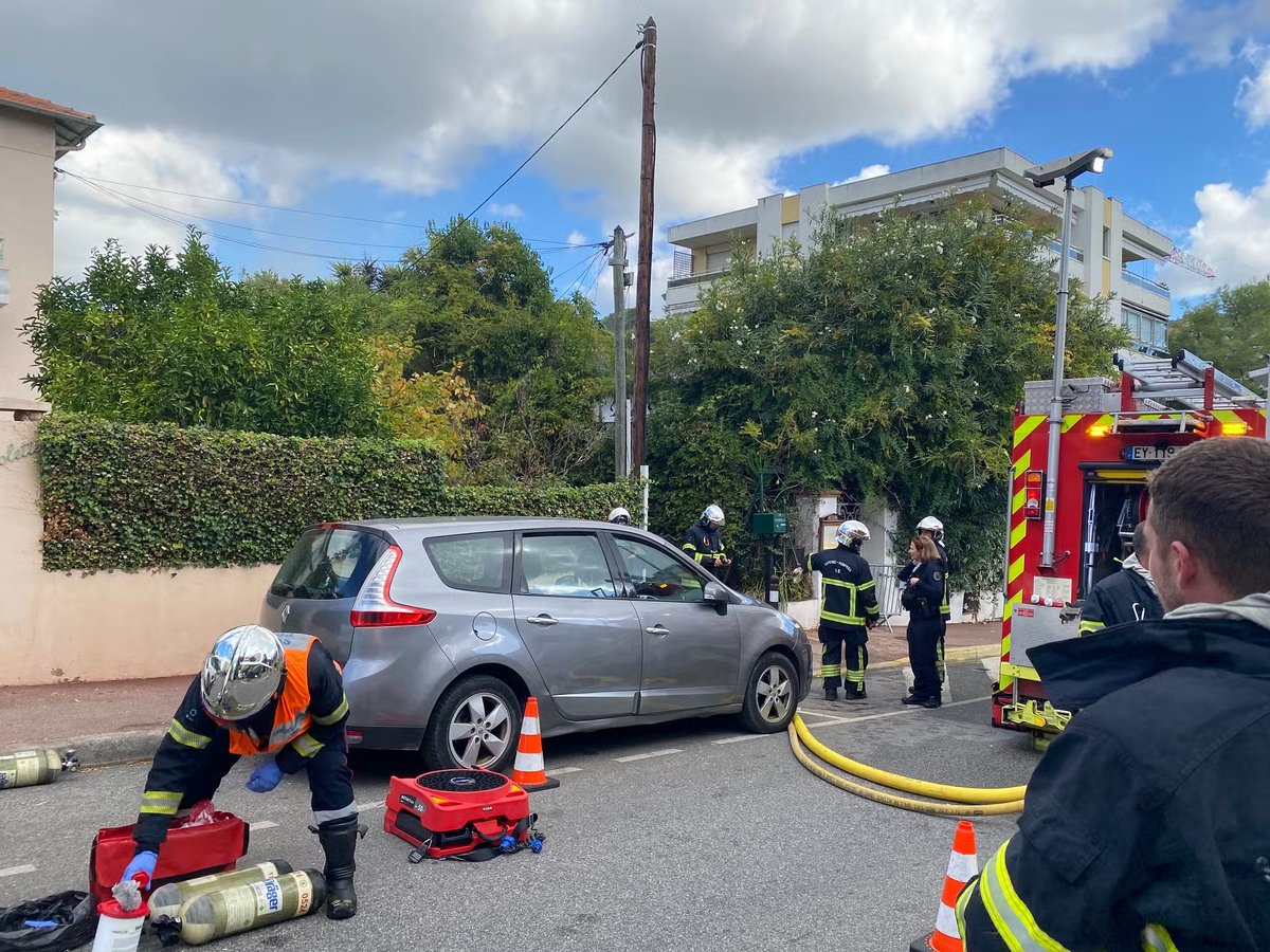 ChrisBelicchi's tweet image. Les soldats du feu du @sdis_06 interviennent actuellement sur un Violent feu d’habitation rue Rebuffe dans le centre-ville du #Cannet, un important dispositif sur place

📸 @sdis_06