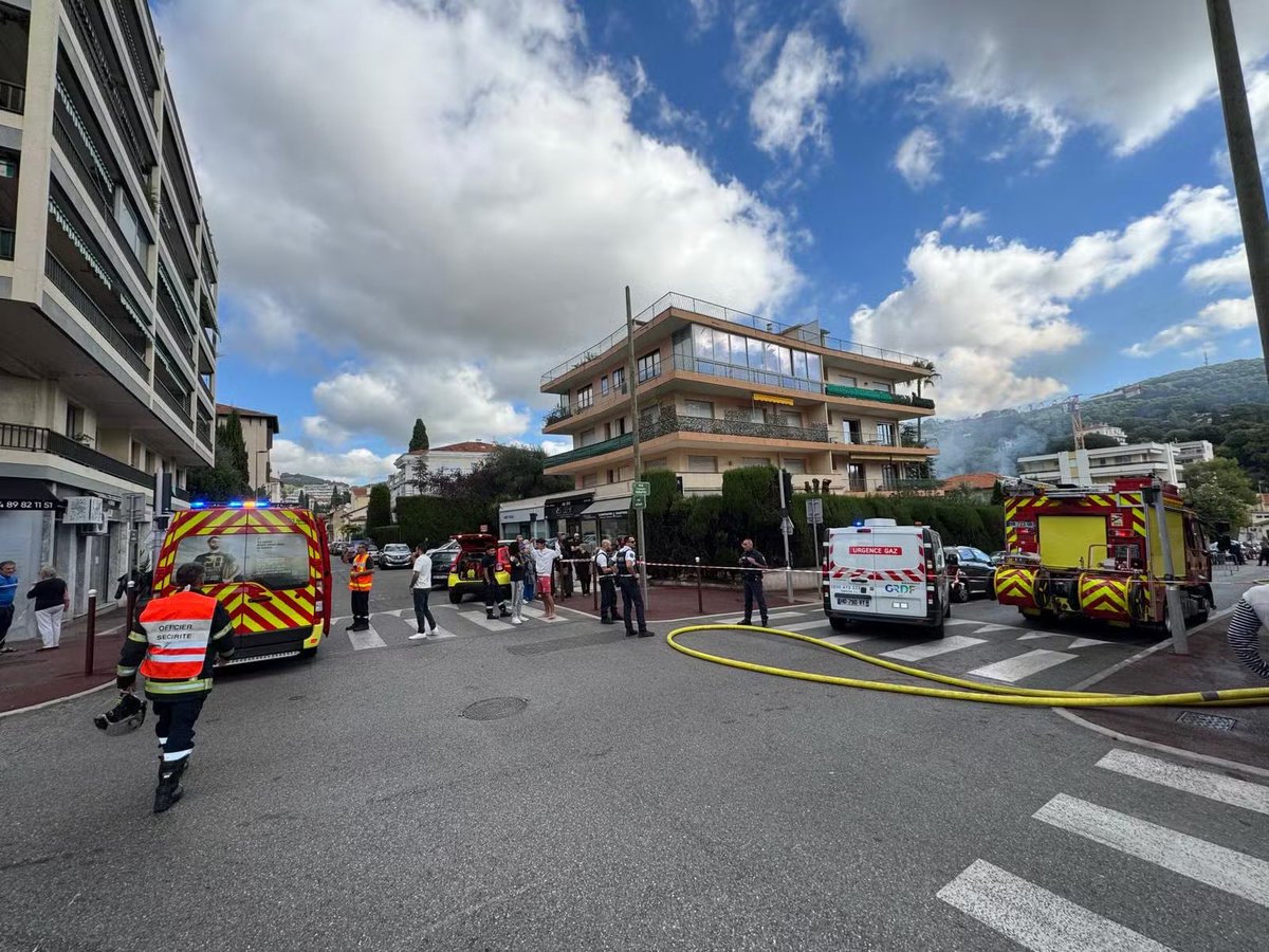 ChrisBelicchi's tweet image. Les soldats du feu du @sdis_06 interviennent actuellement sur un Violent feu d’habitation rue Rebuffe dans le centre-ville du #Cannet, un important dispositif sur place

📸 @sdis_06