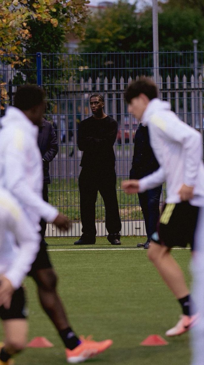 salhincrow's tweet photo. ❤️ Special visit from #Iling-Junior during our boys' training in Birmingham, ahead of the second match of the #PremierLeague International Cup.
@AroundJuventus https://t.co/d42cI54tSE