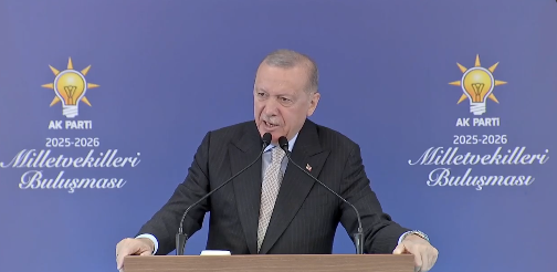 BirGun_Gazetesi's tweet photo. #SonDakika 
Erdoğan konuşuyor: "Kim siyaseti dost düşman kavramları üzerinden tanımlıyorsa Türkiye'ye ve Türk demokrasisine ihanet ediyor demektir. Siyasette böyle bir ayrımı reddediyoruz"
https://t.co/zZcNIewjTF https://t.co/COTb5ROZpB
