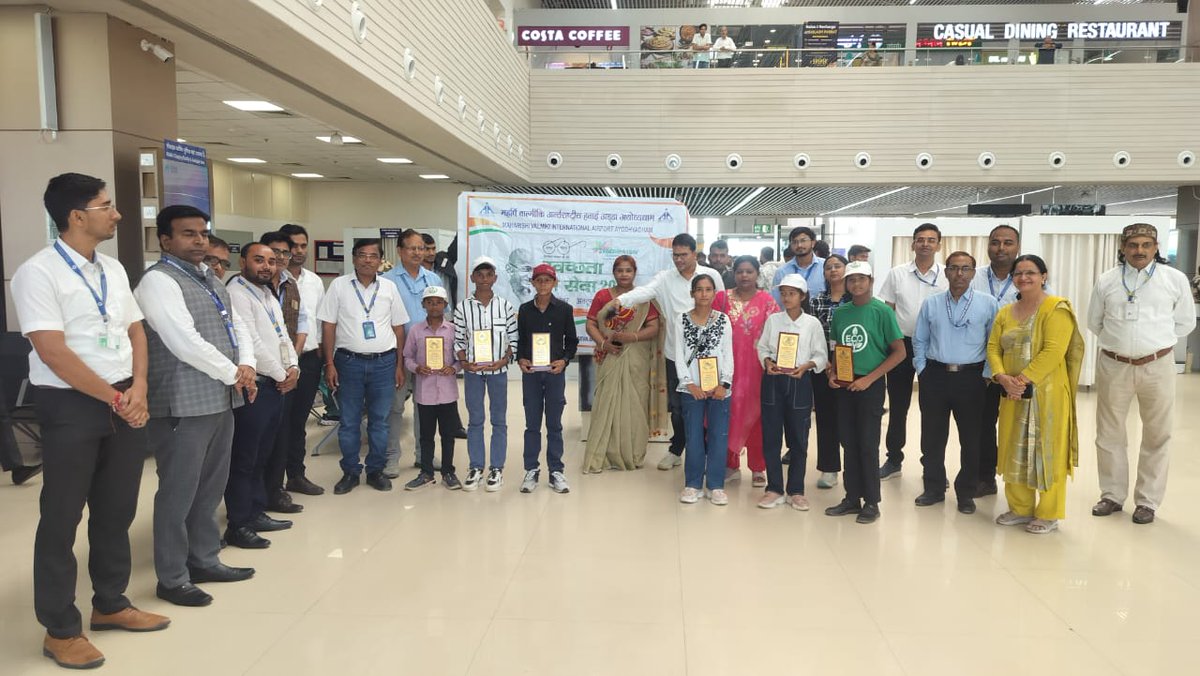 aai_ayodhya's tweet image. स्वच्छ हवाईअड्डा, सुरक्षित सफ़र
08 Oct 2025 | @ Ayodhya Airport
विद्यार्थियों ने नुक्कड़ नाटक के माध्यम से स्वच्छता का जागरूक संदेश दिया।
#SwachhBharat #AyodhyaAirport #NukkadNatak
