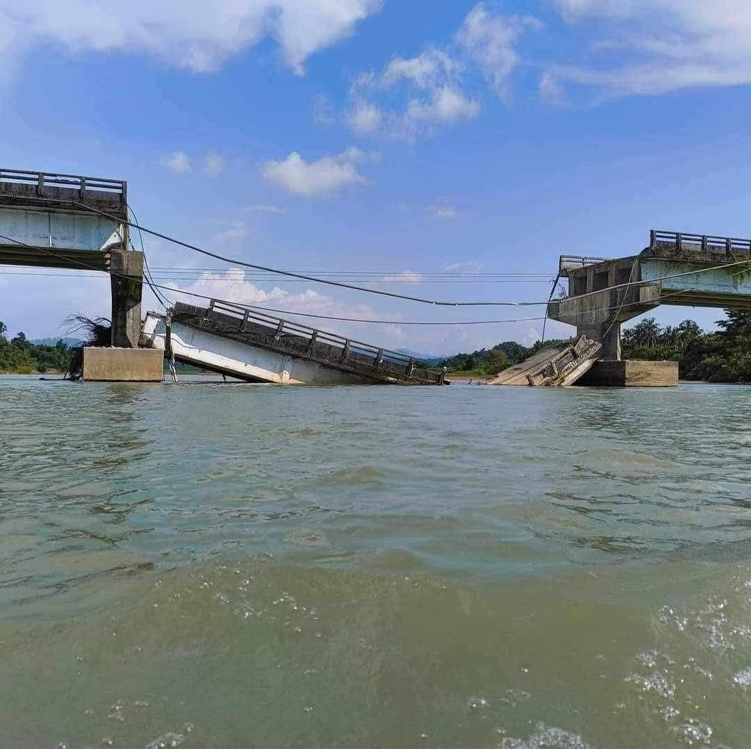 MoeSatKhinn's tweet photo. #TNLA terrorists destroyed the vital MoeTay Bridge, cutting off a critical transportation link for civilians in northern Shan State. This sabotage isolates #Hsipaw, #Namtu, &amp; #Namhsan, harming the people they claim to represent. Such terror must be condemned.
#MyanmarFactCheck https://t.co/gA6ZpcmyDo
