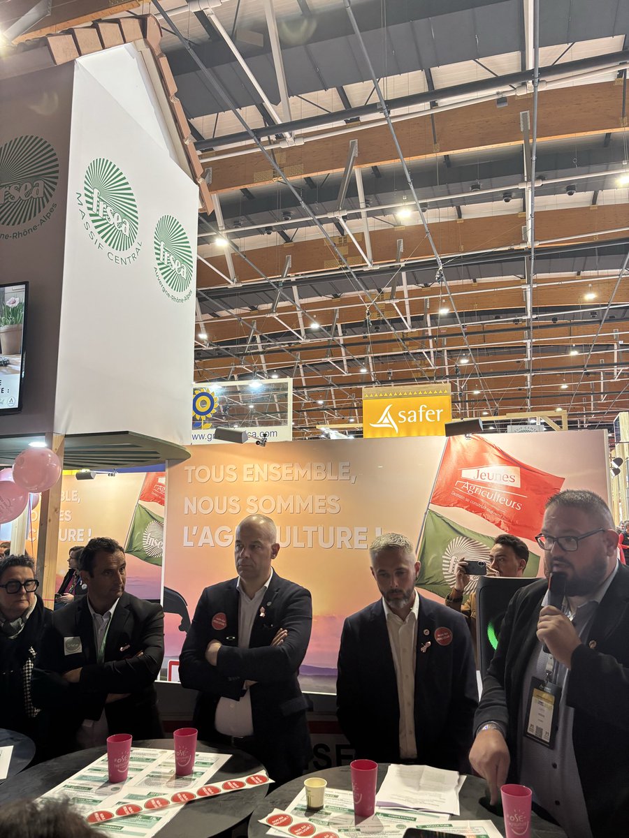 🚜🇫🇷 «L’agriculture française a besoin d’un cap», a martelé <a href="/QGuillous/">Quentin Le Guillous</a> lors d’une conférence de presse au Sommet de l’Elevage ce mercredi, déplorant «le spectacle désolant que nous offre actuellement notre classe politique» 🙄 

👉 Aux côtés de Jocelyn Dubost, président de