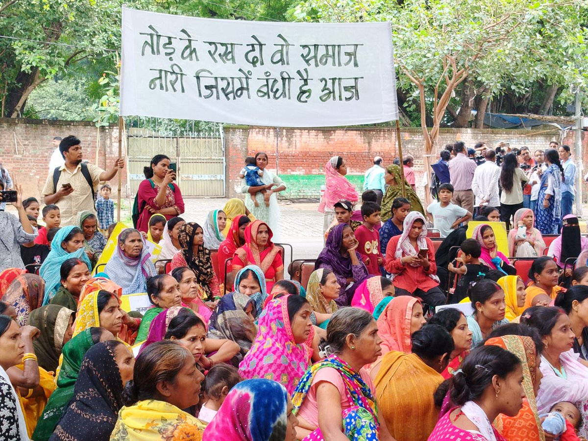 महिला अधिकार पंचायत:दिल्ली एनसीआर की सैकड़ों महिलाओं ने भागीदारी और रखी अपनी बात
बेशर्त फ्री बस सेवा हमारा अधिकार!सुरक्षित- सम्मानजनक यात्रा हमारा अधिकार!दिल्ली की गरीब महिलाओं के खाते में कब आएगा 2500 रुपया?
मुख्यमंत्री रेखा गुप्ता चुप्पी तोड़ो!भाजपा ट्रिपल इंजन की सरकार जवाब दो