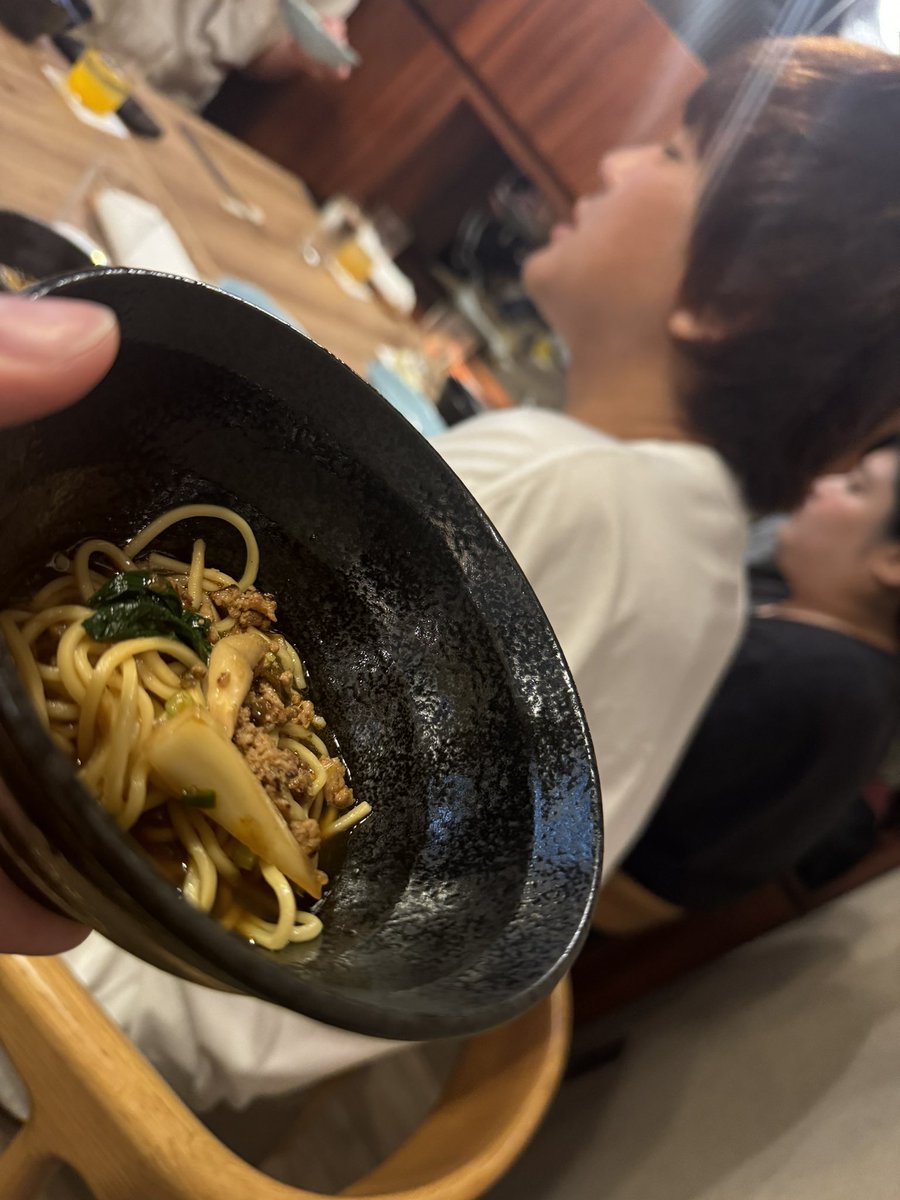 打ち上げも隣で一緒にグルーヴ力高めましたで❗️よろしくお願いします❗️
サンラータン越しのグルーヴ先生🧑‍🏫🎸